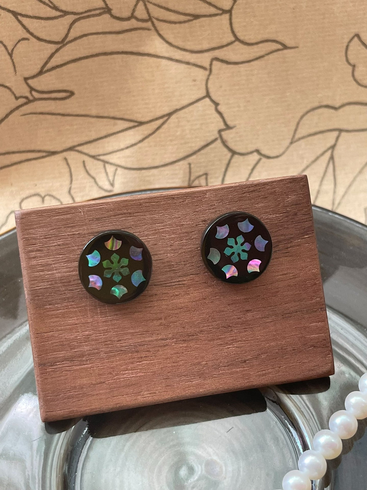 Boucles d'oreilles puces en laque noire et incrustations de nacre