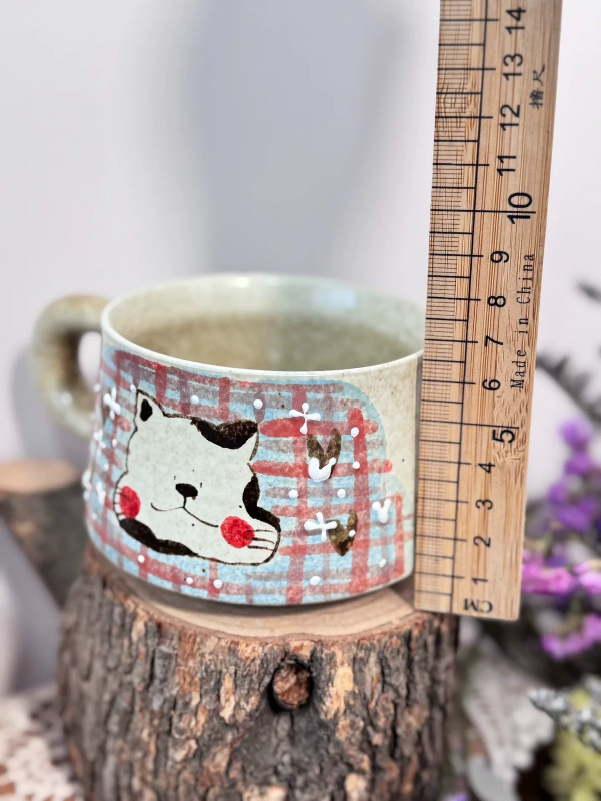 Handgefertigte Keramiktasse mit Katzenmotiv und Karomuster