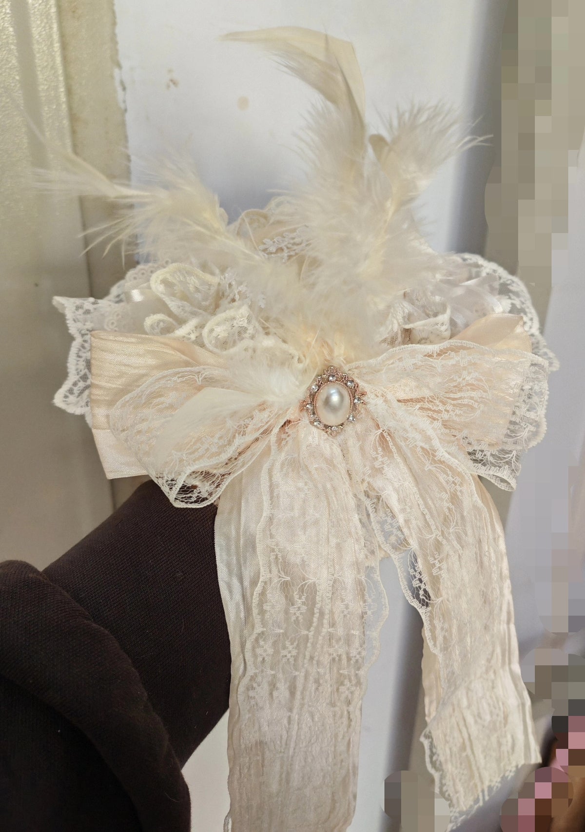 Fascinator in pizzo e piume color champagne