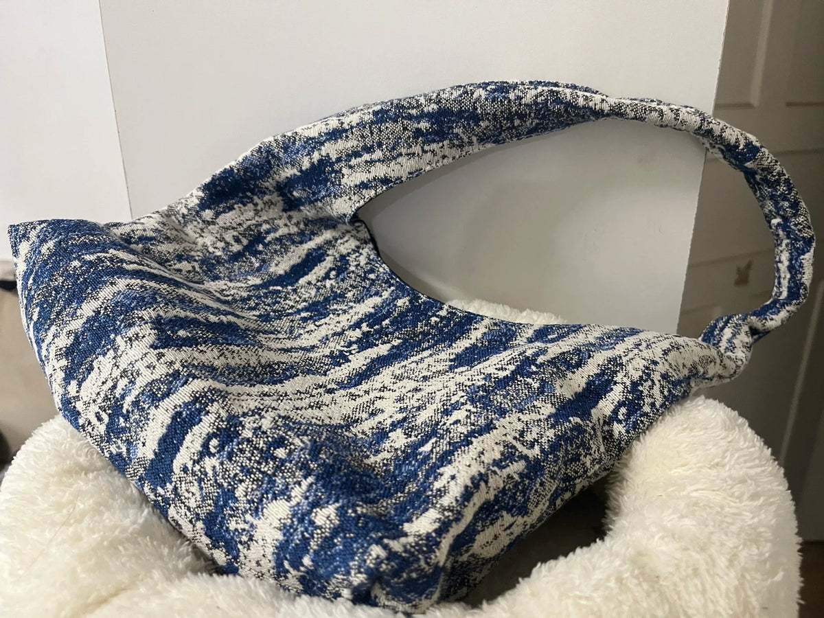 Måneformad axelväska i indigo tie-dye