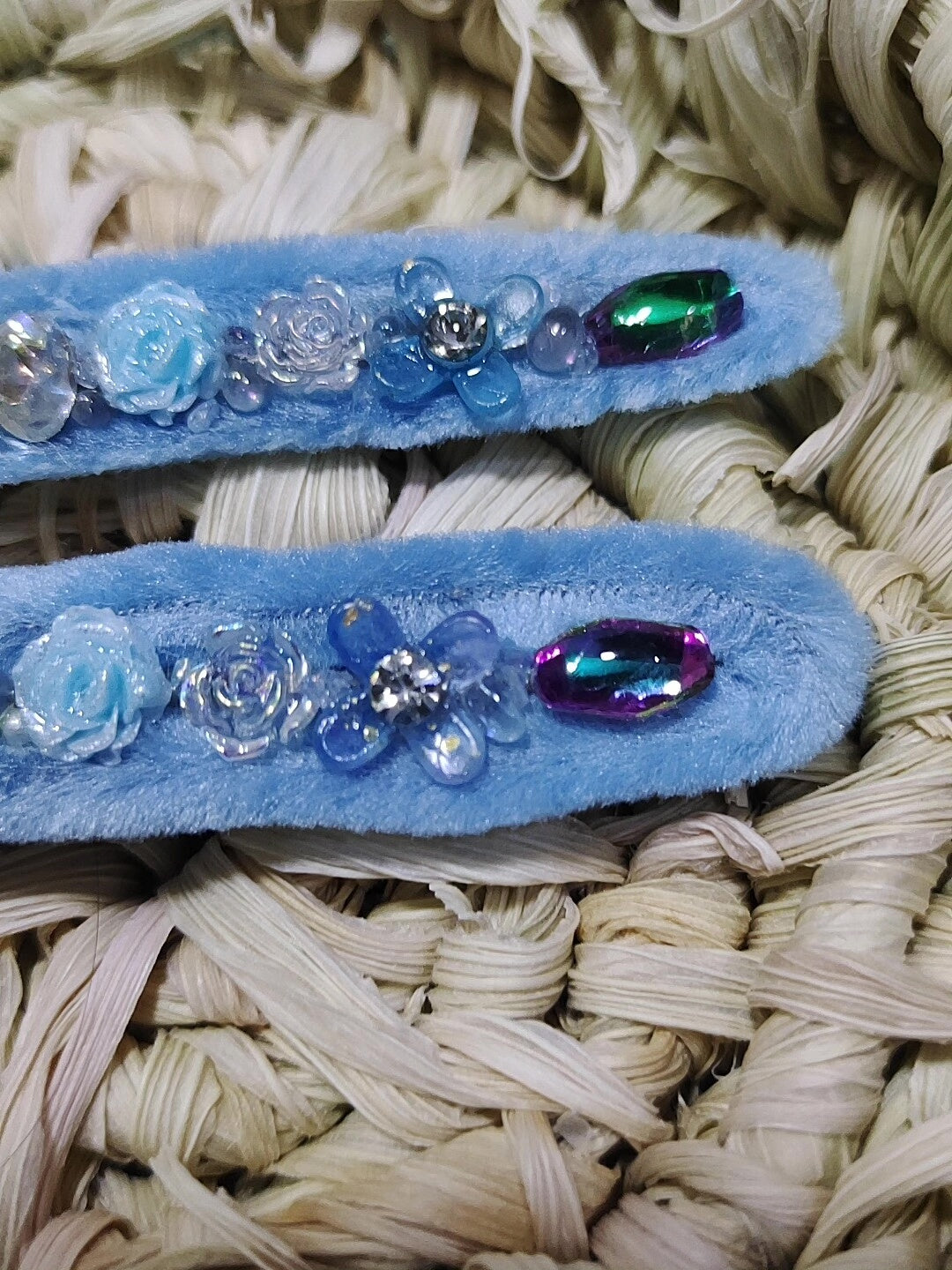 Haarspangen-Set aus blauem Plusch und Kristallblüten