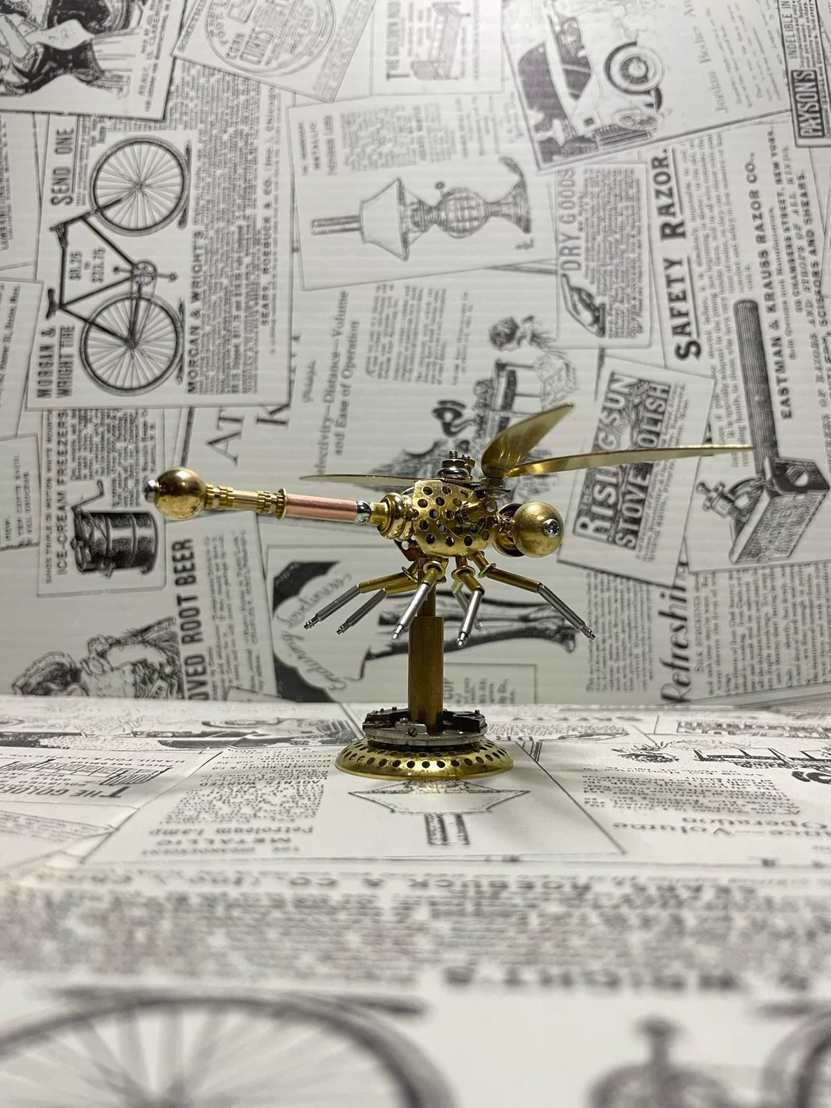 Escultura de metal de libélula en latón steampunk