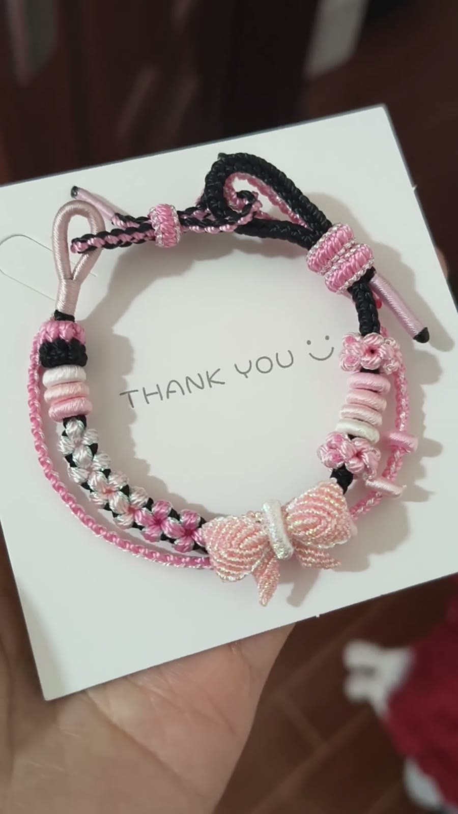 Handgewoven zwart-roze armband met stri