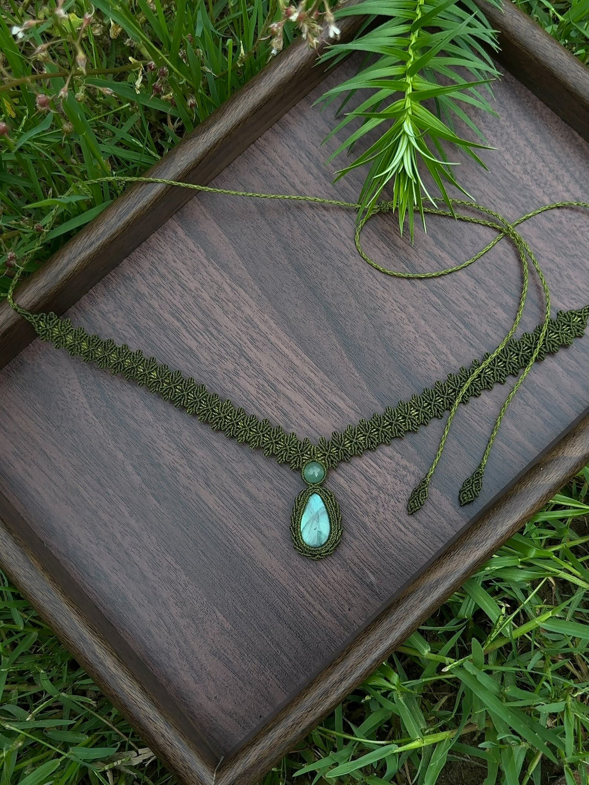 Handgakte Macrame Choker met Labradoriet Hanger