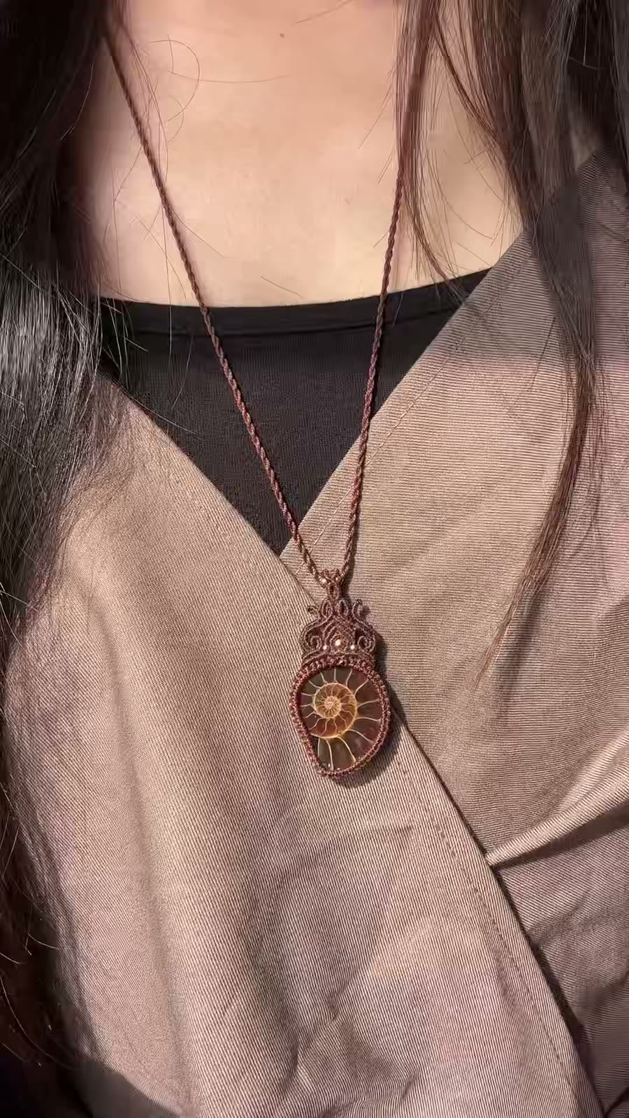 Collier macramé avec pendentif fossile d'ammonite