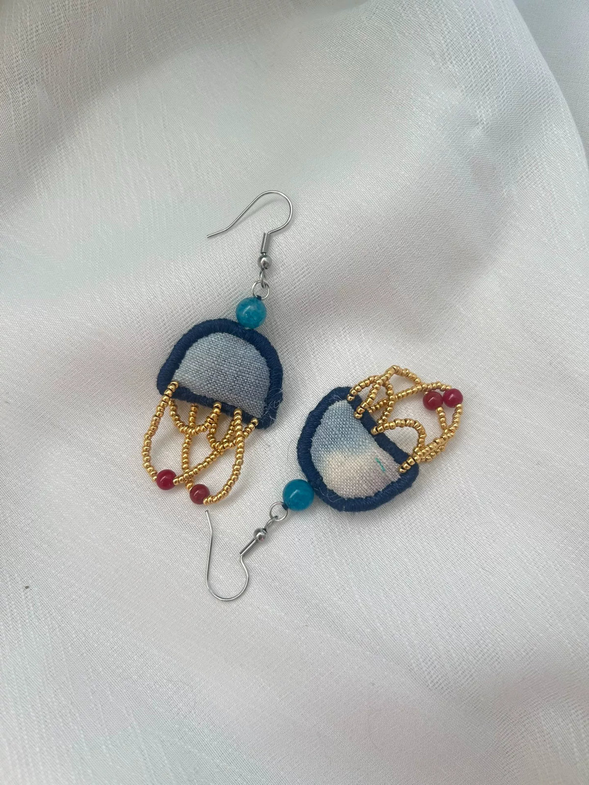Pendientes artesanales de medusa de tela tejida