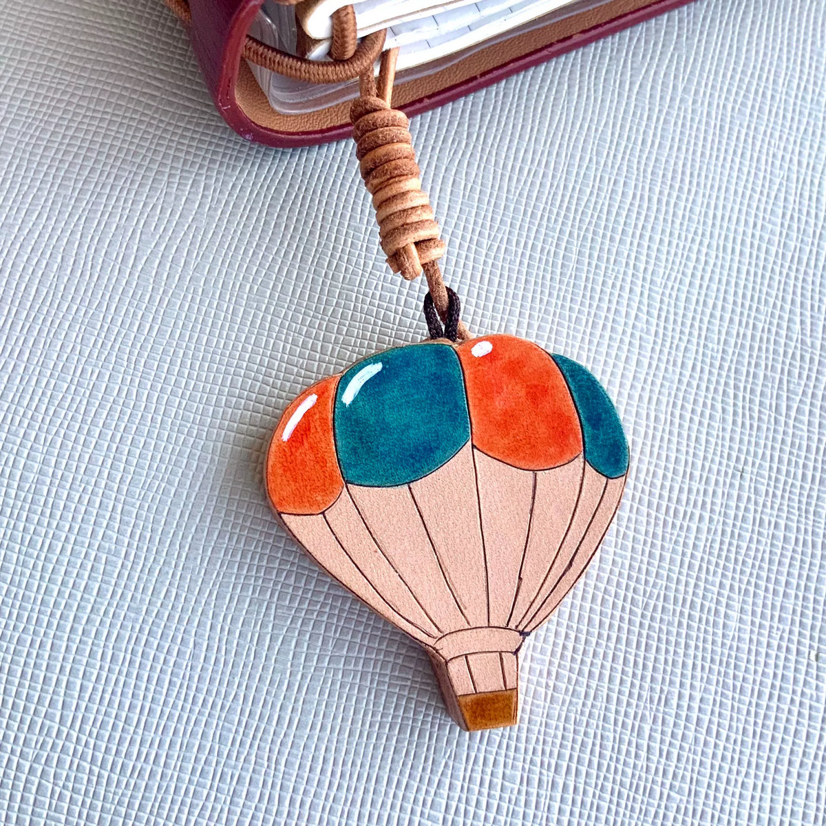 Set de charms de cuero: globo aerostático, cebra y girasol