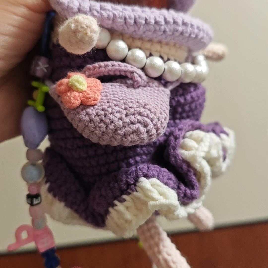 Handgehäkelte lila Handytasche im Kleid-Design