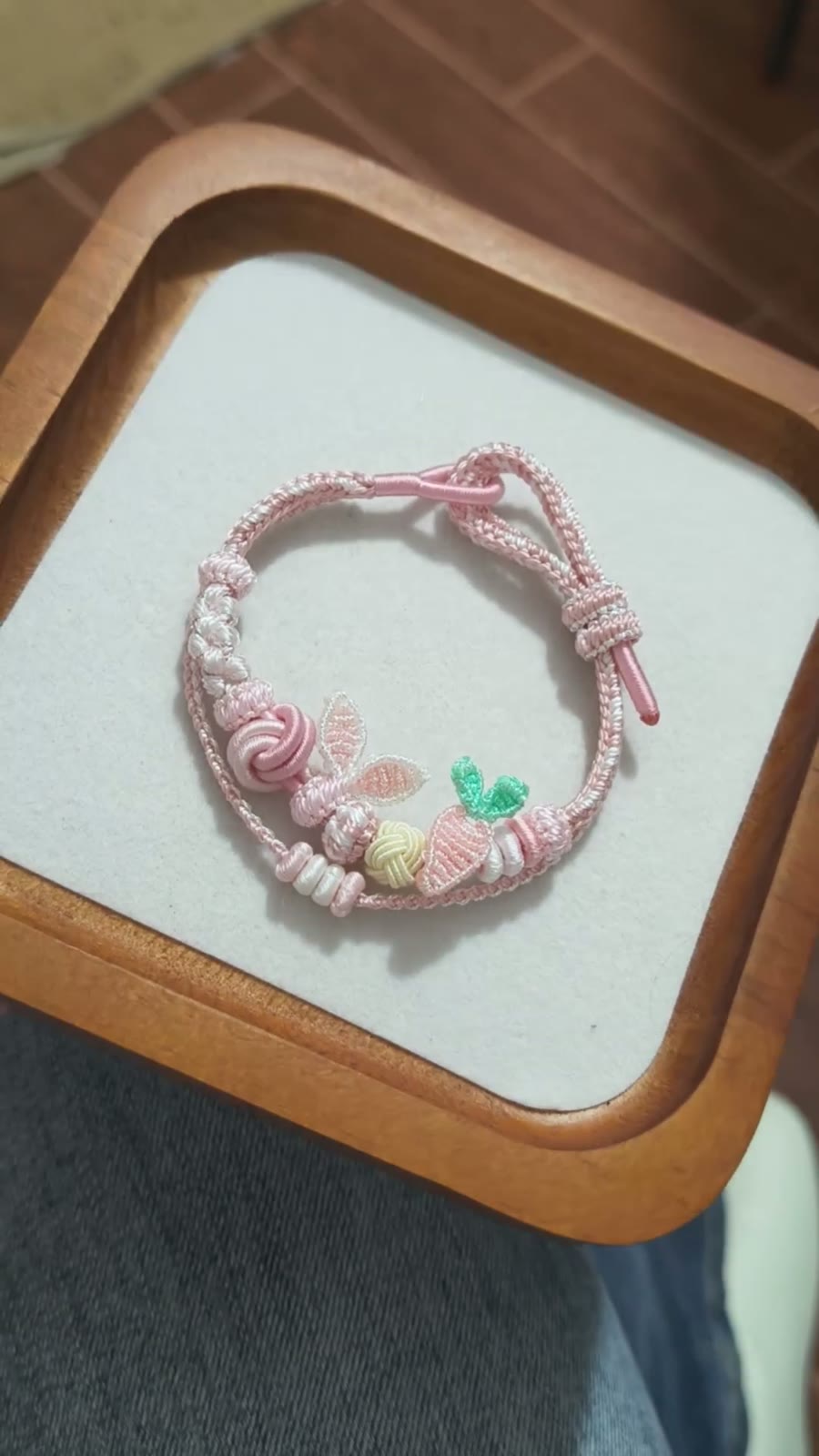Pulseira Trançada à Mão Rosa e Branco com Borboleta