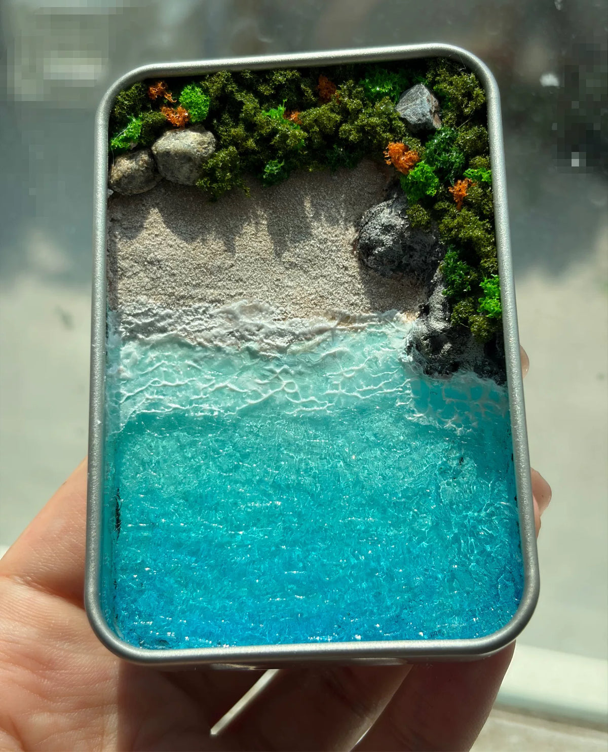 Handgefertigtes Miniatur-Stranddiorama in Metalldose