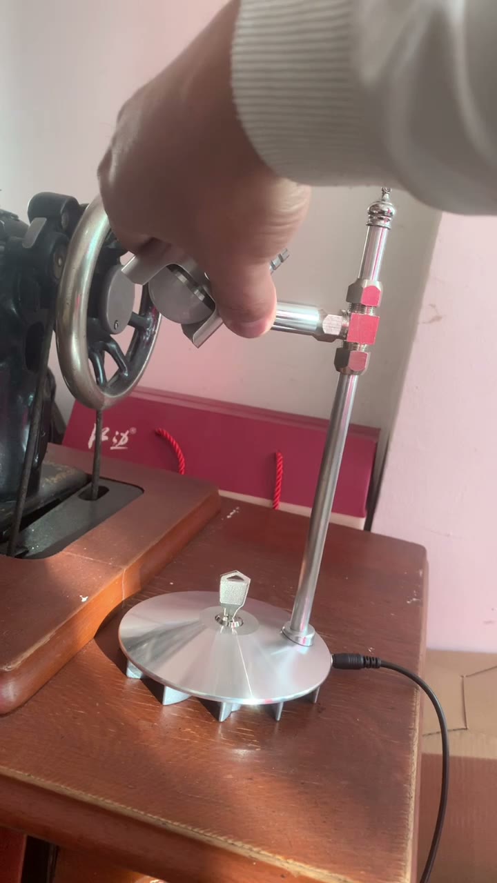 Mechanische Schreibtischlampe im Industrial Design