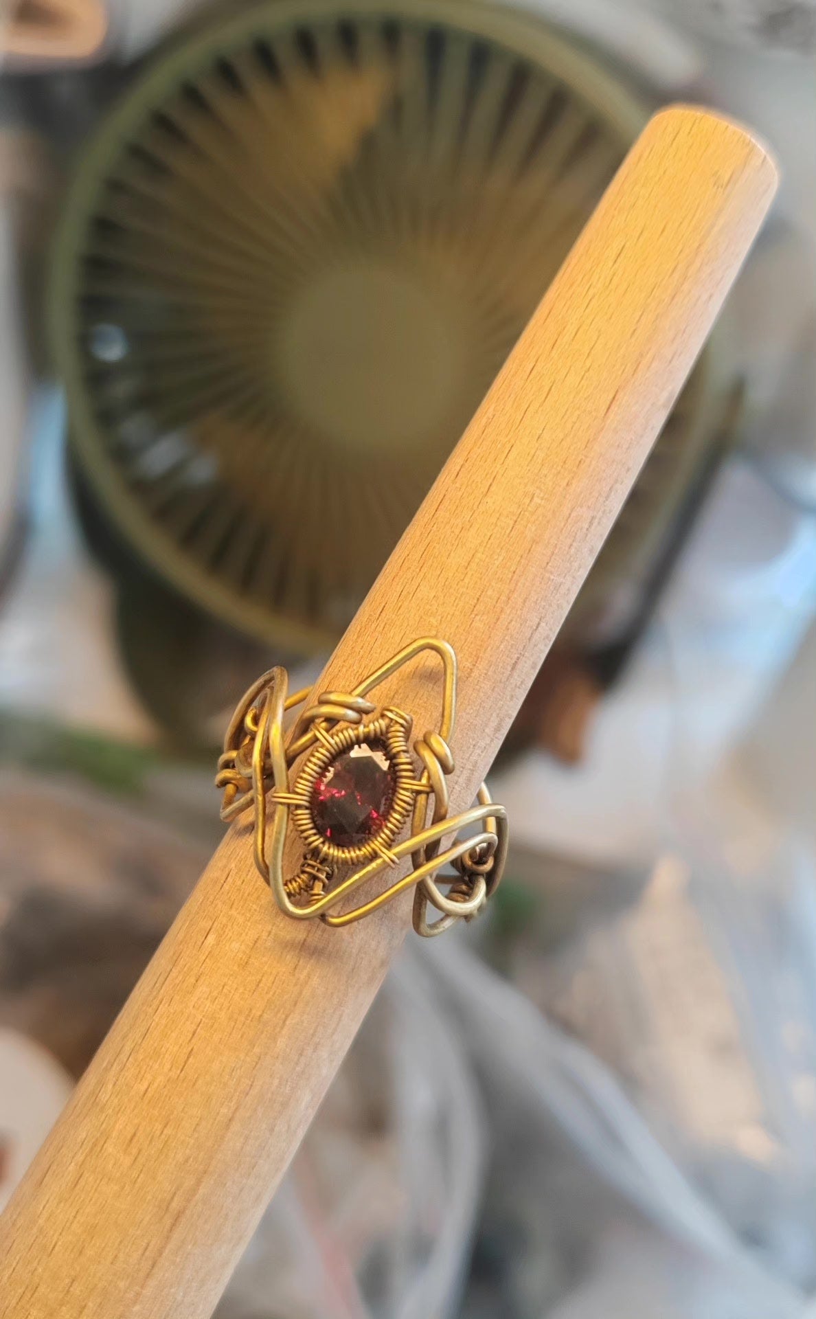 Anillo envuelto con alambre y circón rojo