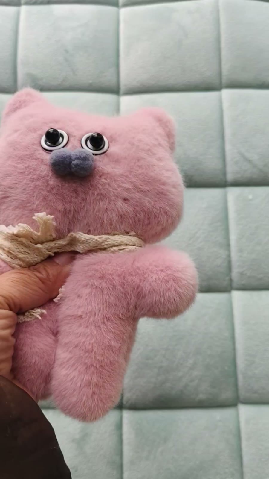 Handsydd rosa mjukiskkatt med pipa