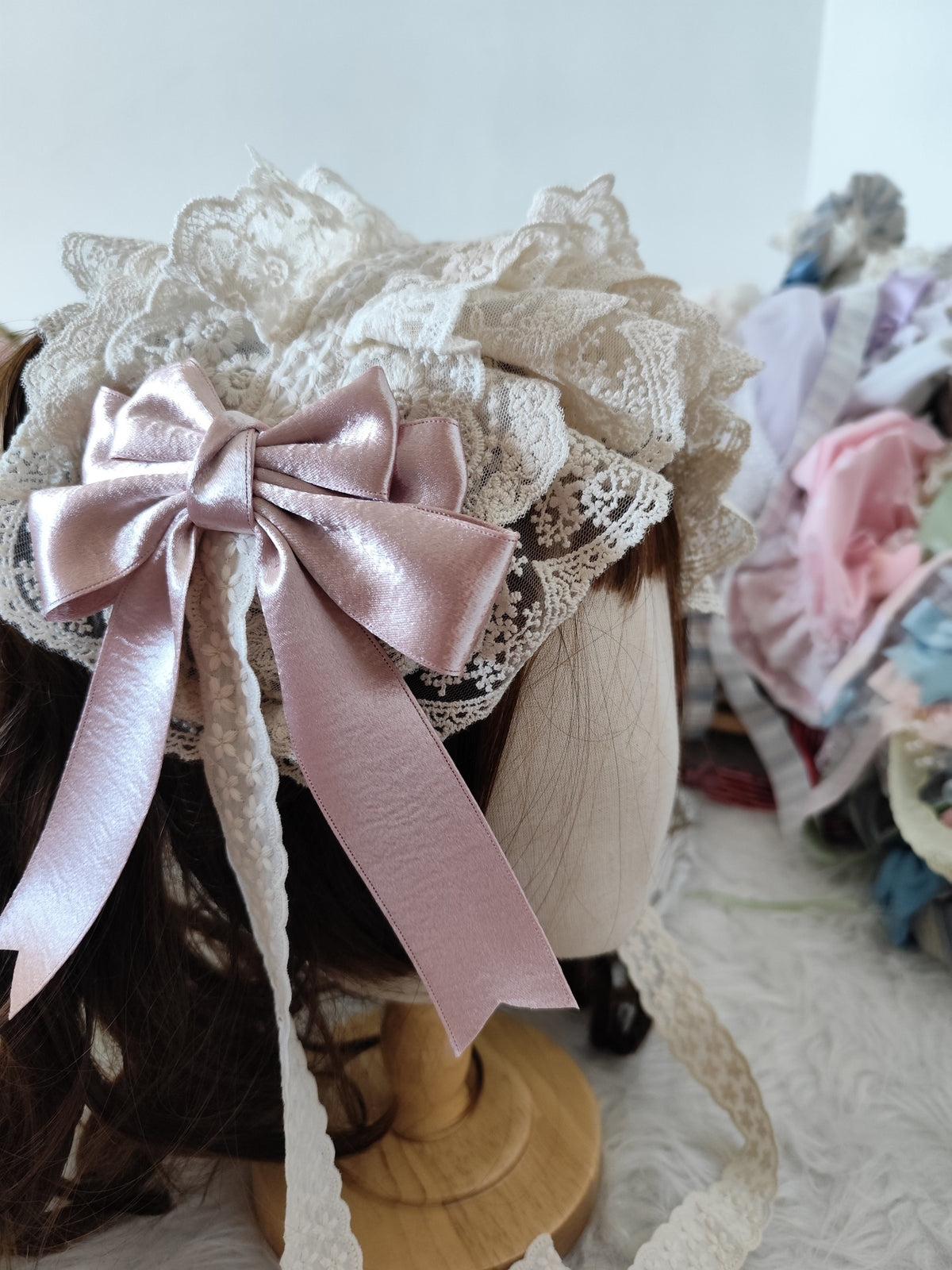 Touca Lolita em Renda Creme com Laços de Cetim