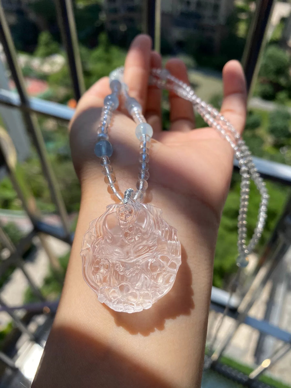 Colar com Pingente de Raposa em Cristal Branco e Águas-Marinhas