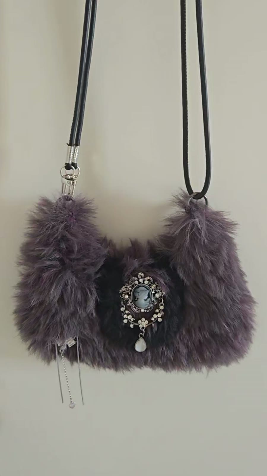 Crossbody-Tasche aus Häkelarbeit mit Kunstfell in Anthrazit