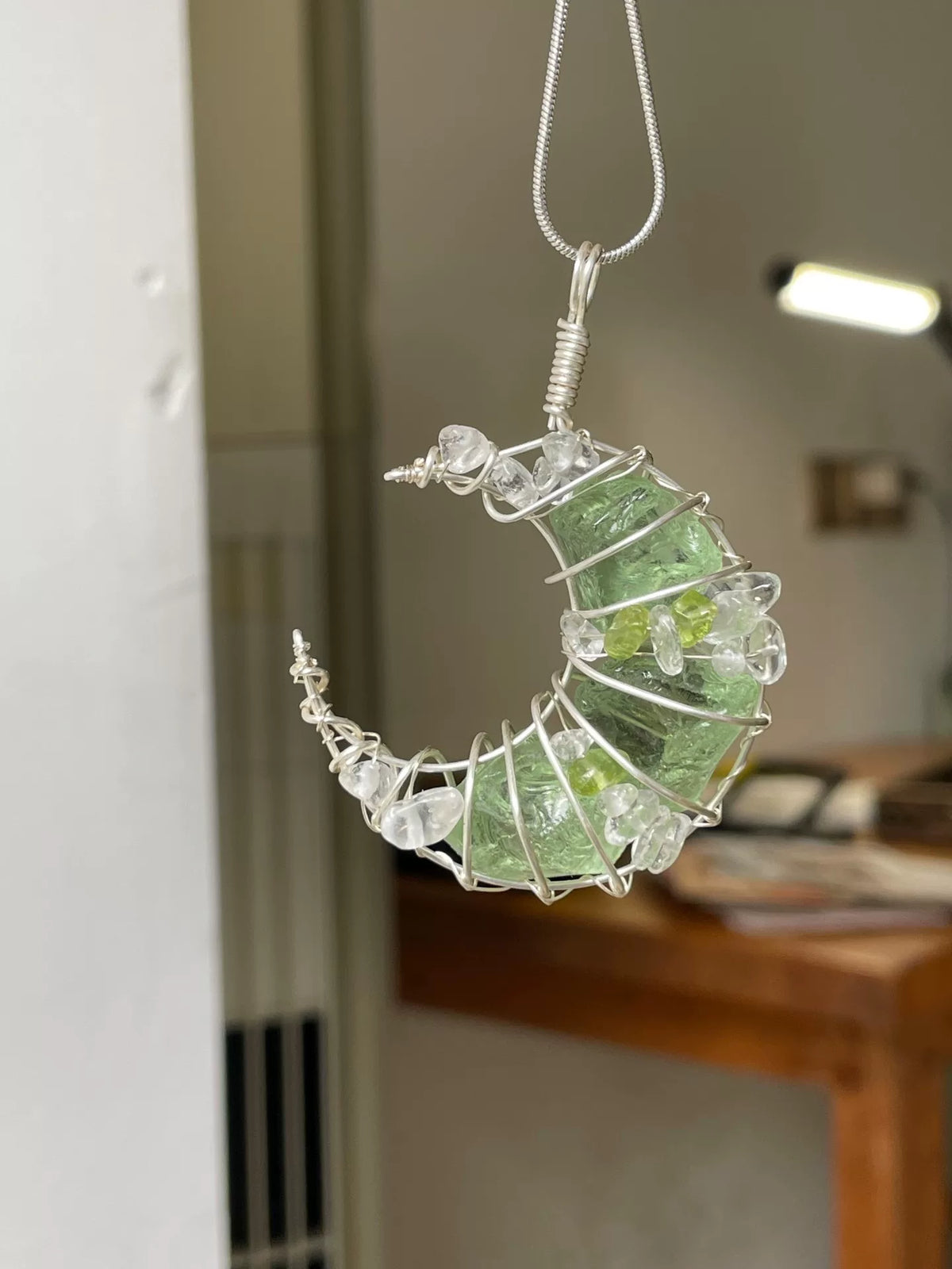 Collier artisanal lune de croissant et cristal
