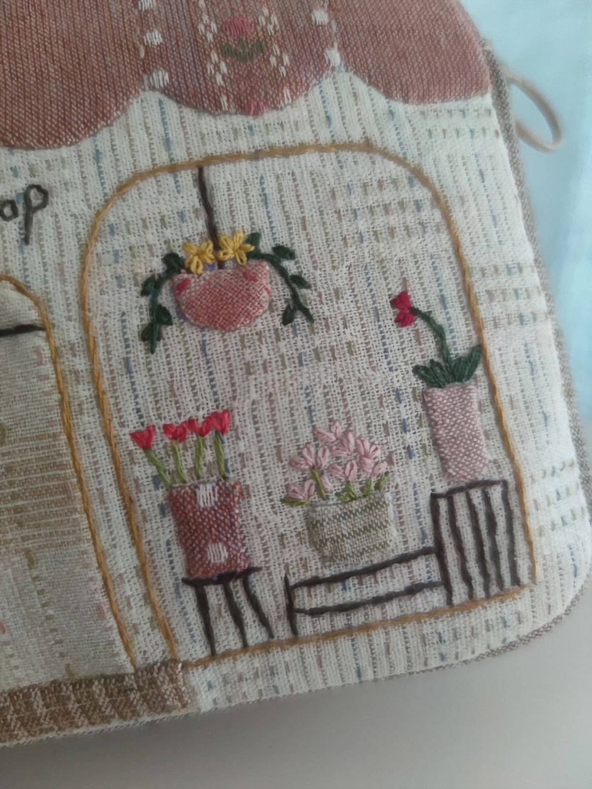 Bolso bandolera artesanal de tela tejida con forma de casa