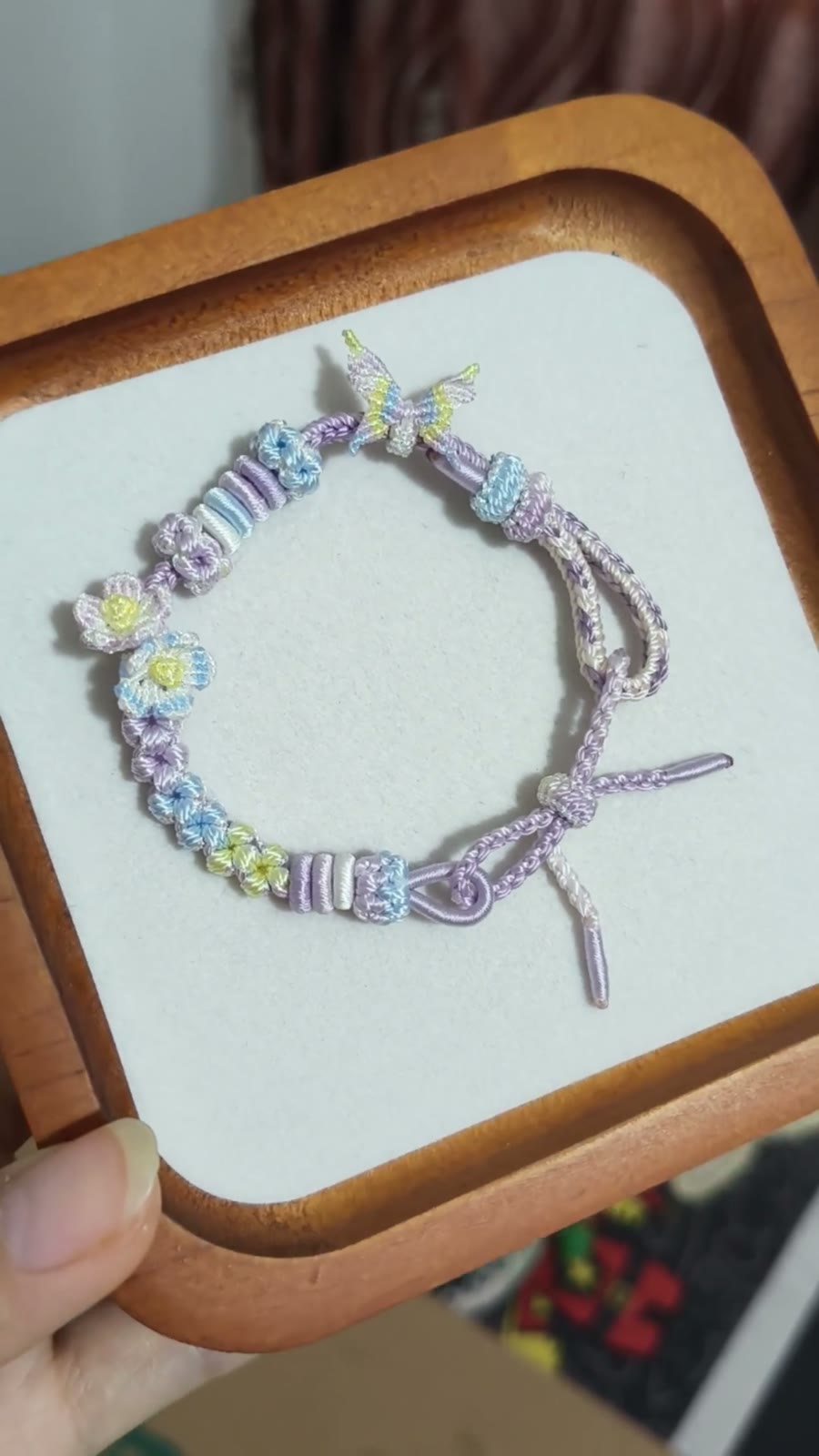 Handgeflochtenes Blumenarmband in Blau-Pink-Verlauf