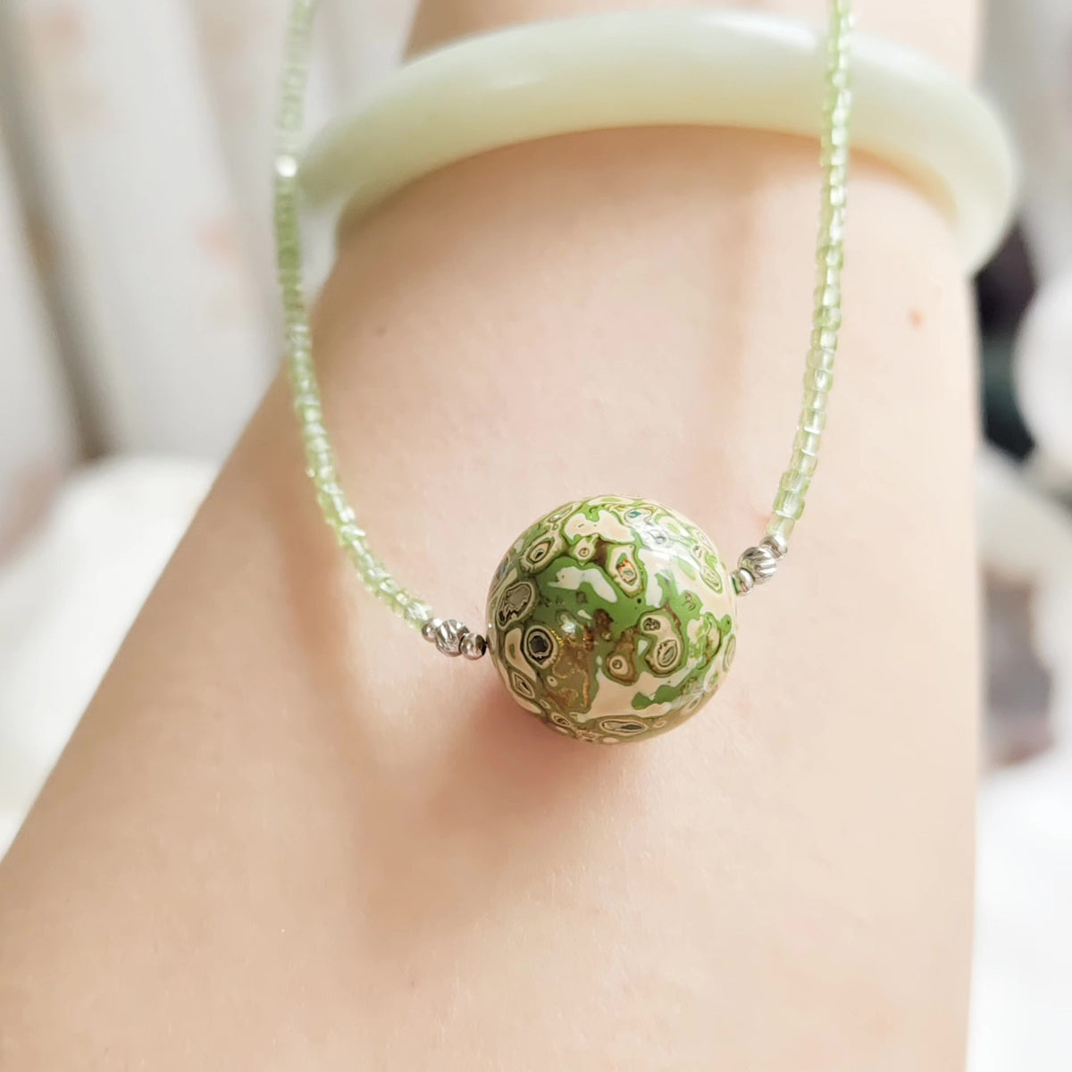 Colar de Peridoto com Conta de Laca Feito à Mão