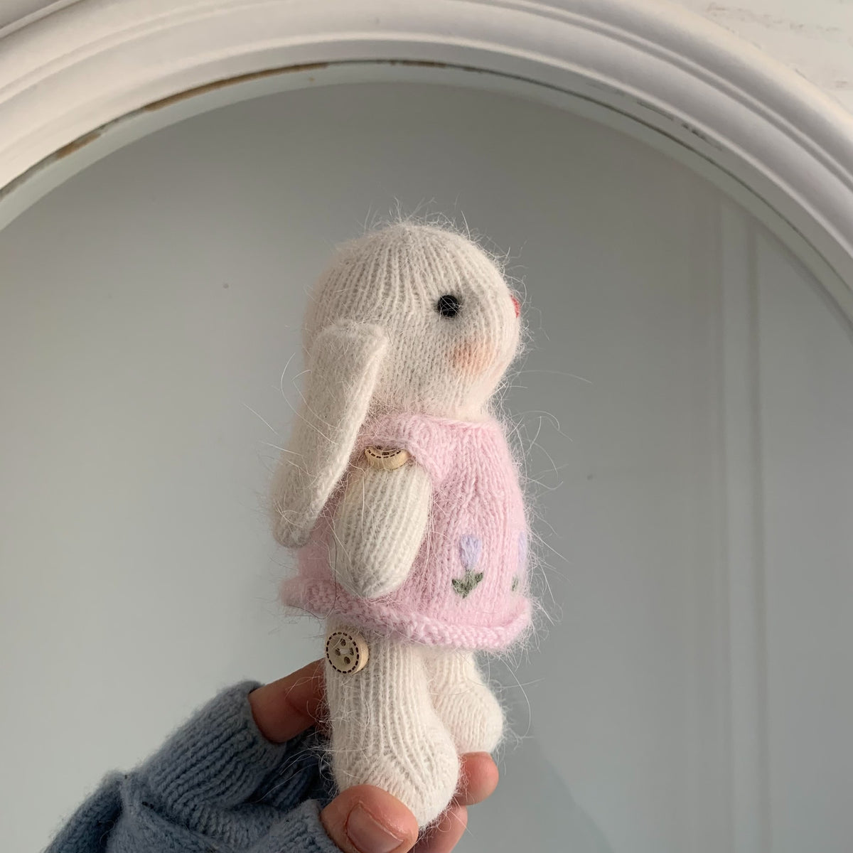 Coniglio peluche ricamato con abito rosa