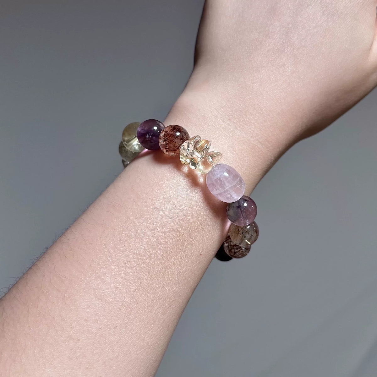 Naturligt kristallarmband med 13mm pärlor