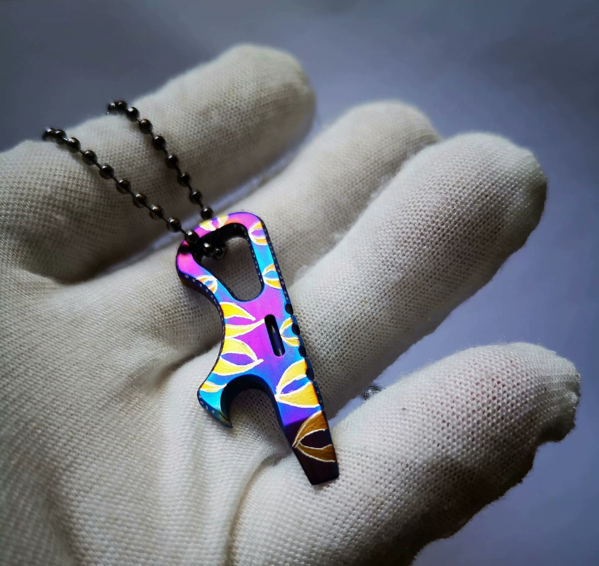 Pendentif porte-clés ouvre-bouteille en titane