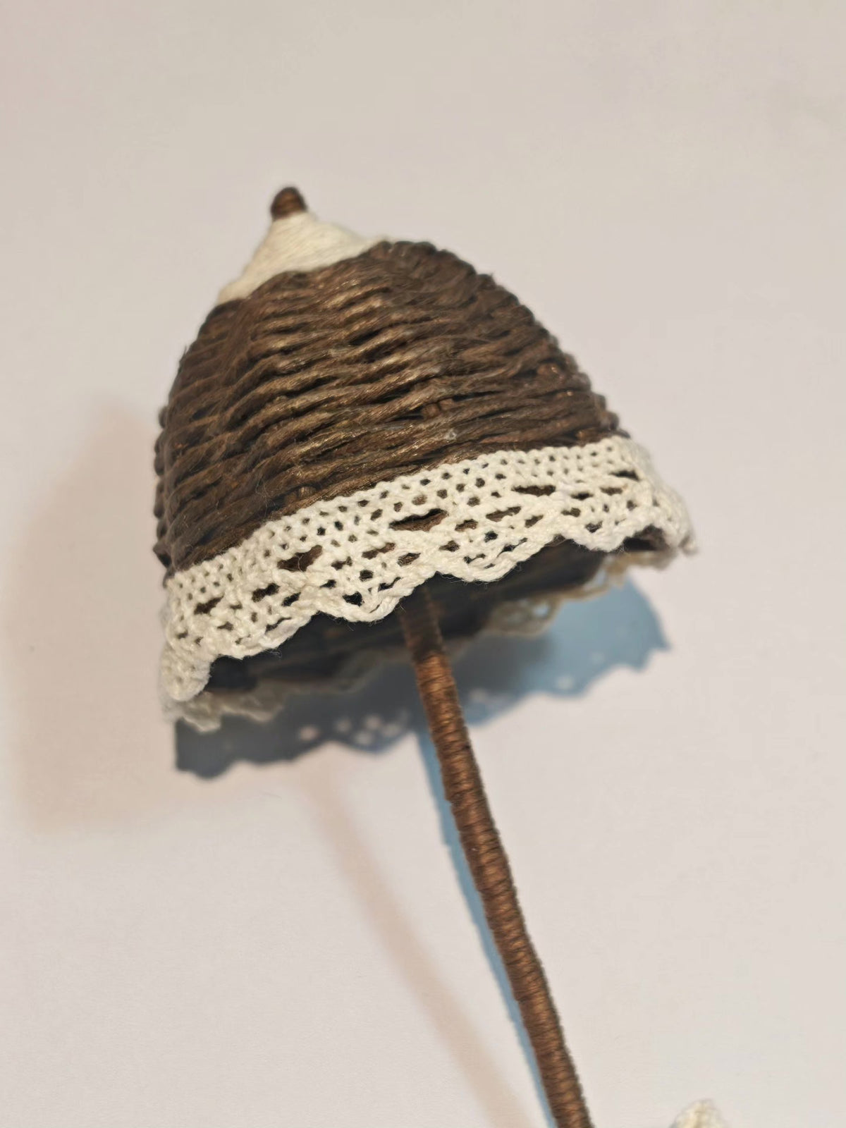 Sombrilla en miniatura de tejido marrón para casas de muñecas