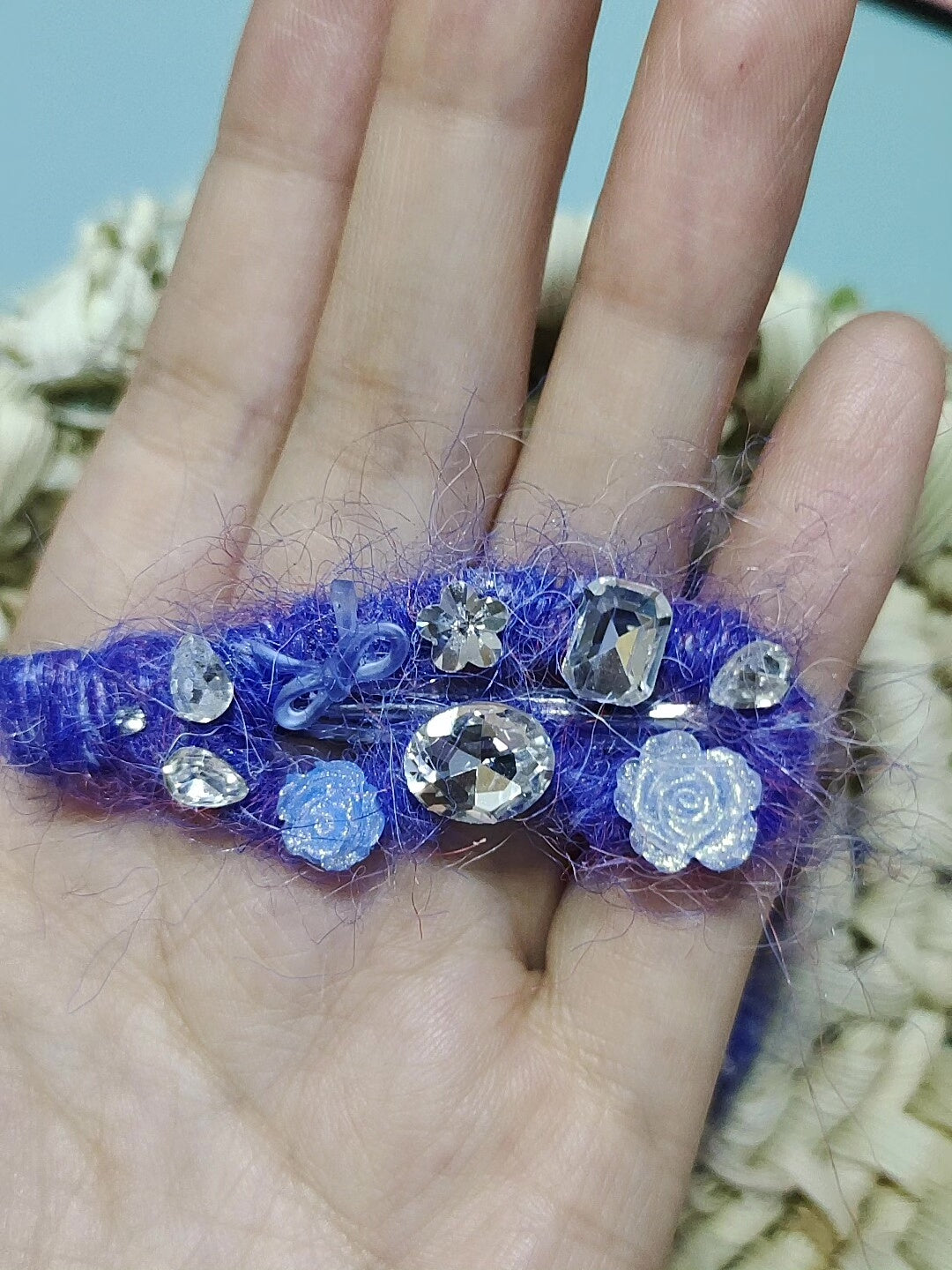 Presilha de Flor de Cristais em Lã Azul