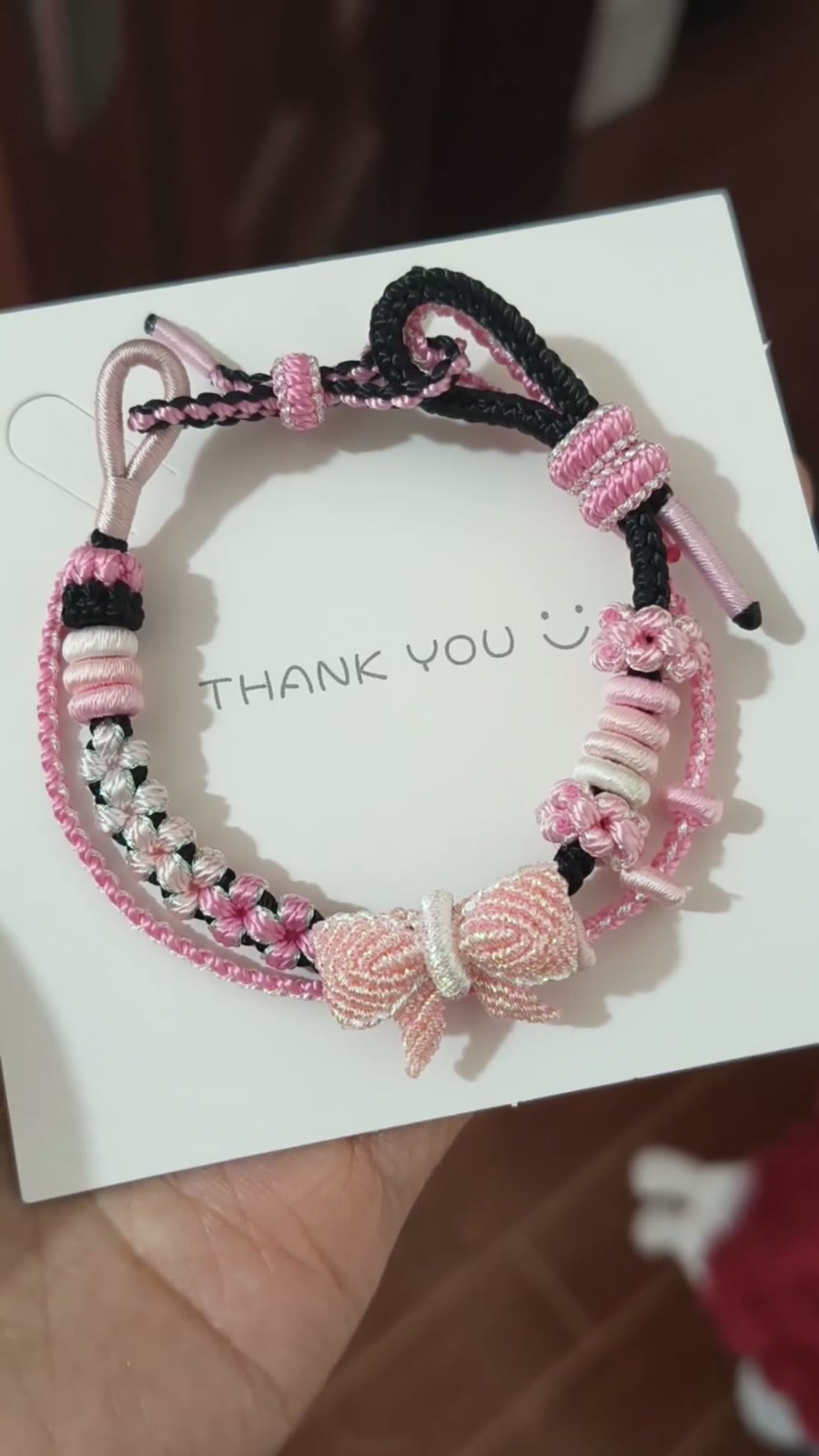 Handgewoven zwart-roze armband met stri