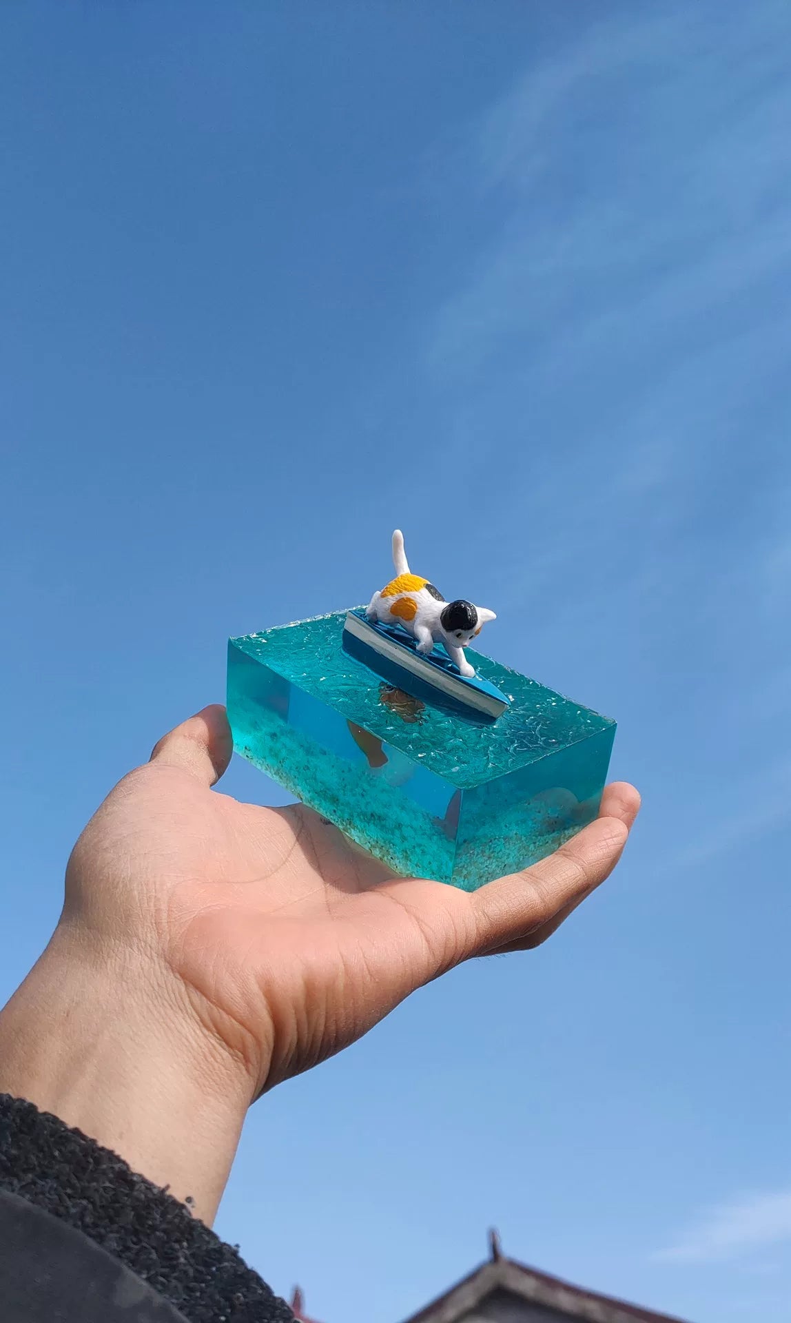 Harz-Diorama: Getigertes Katze auf einem Boot