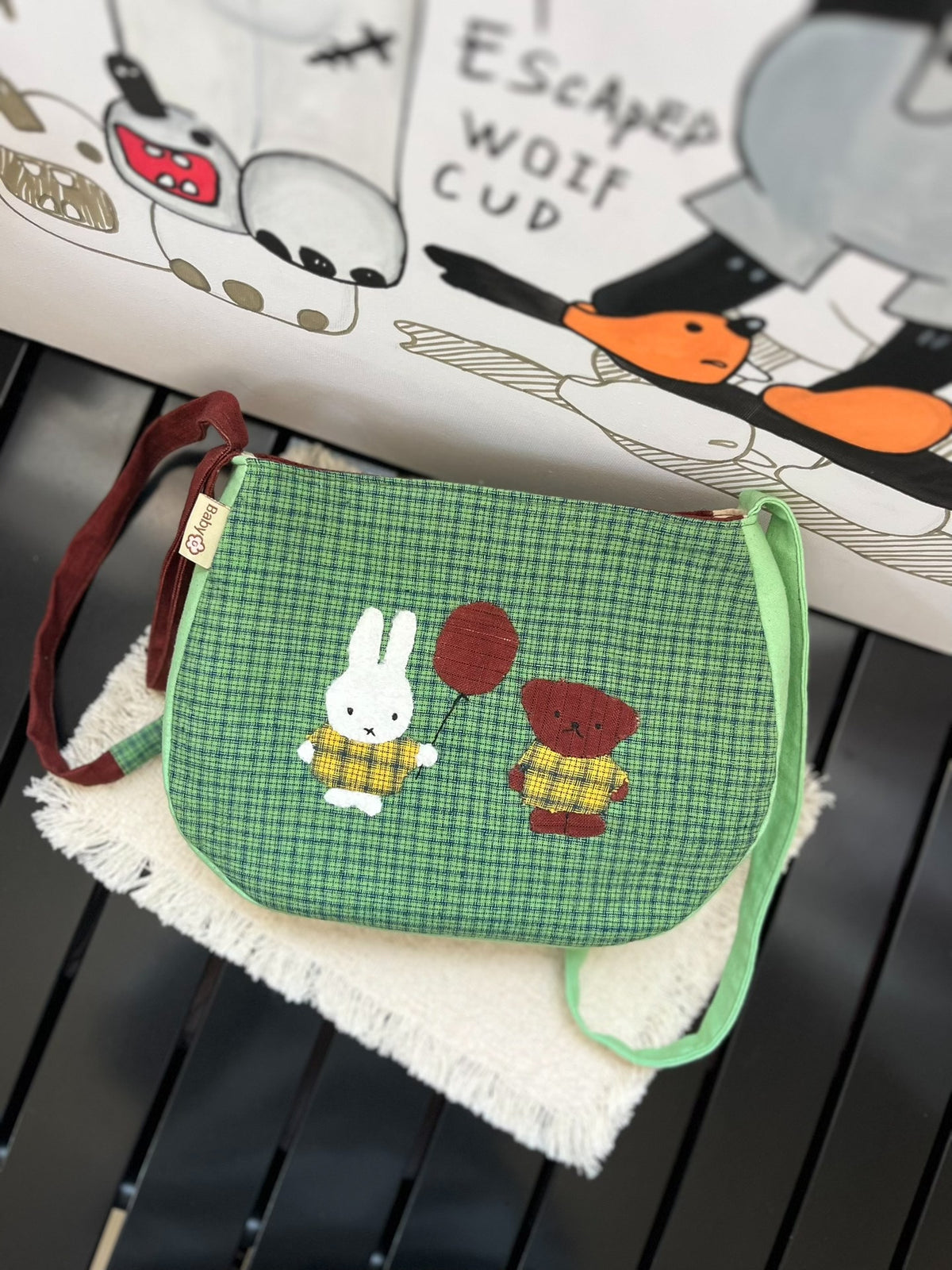 Bolso bandera de algodón tejido a mano con appliqué de conejo