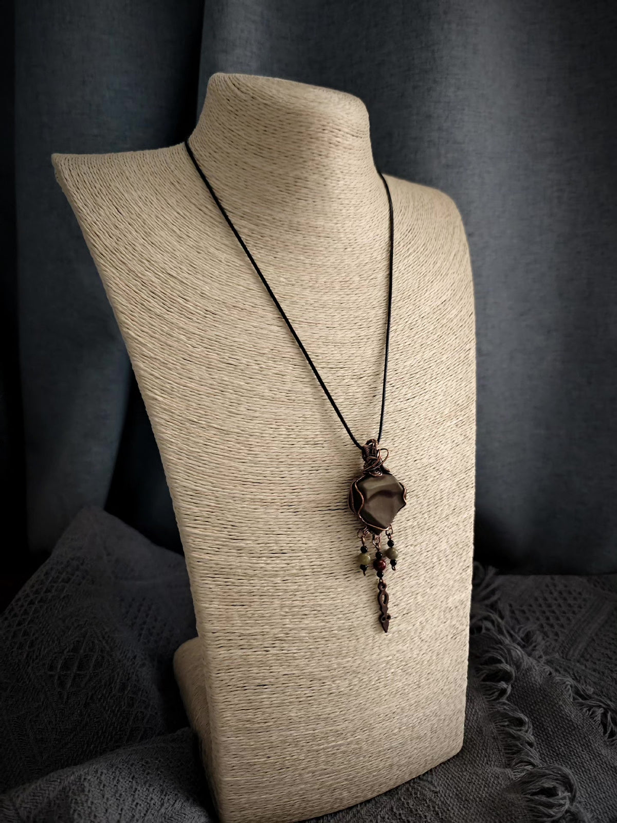 Halsband med färggad Alashan-jade och trådlinjning