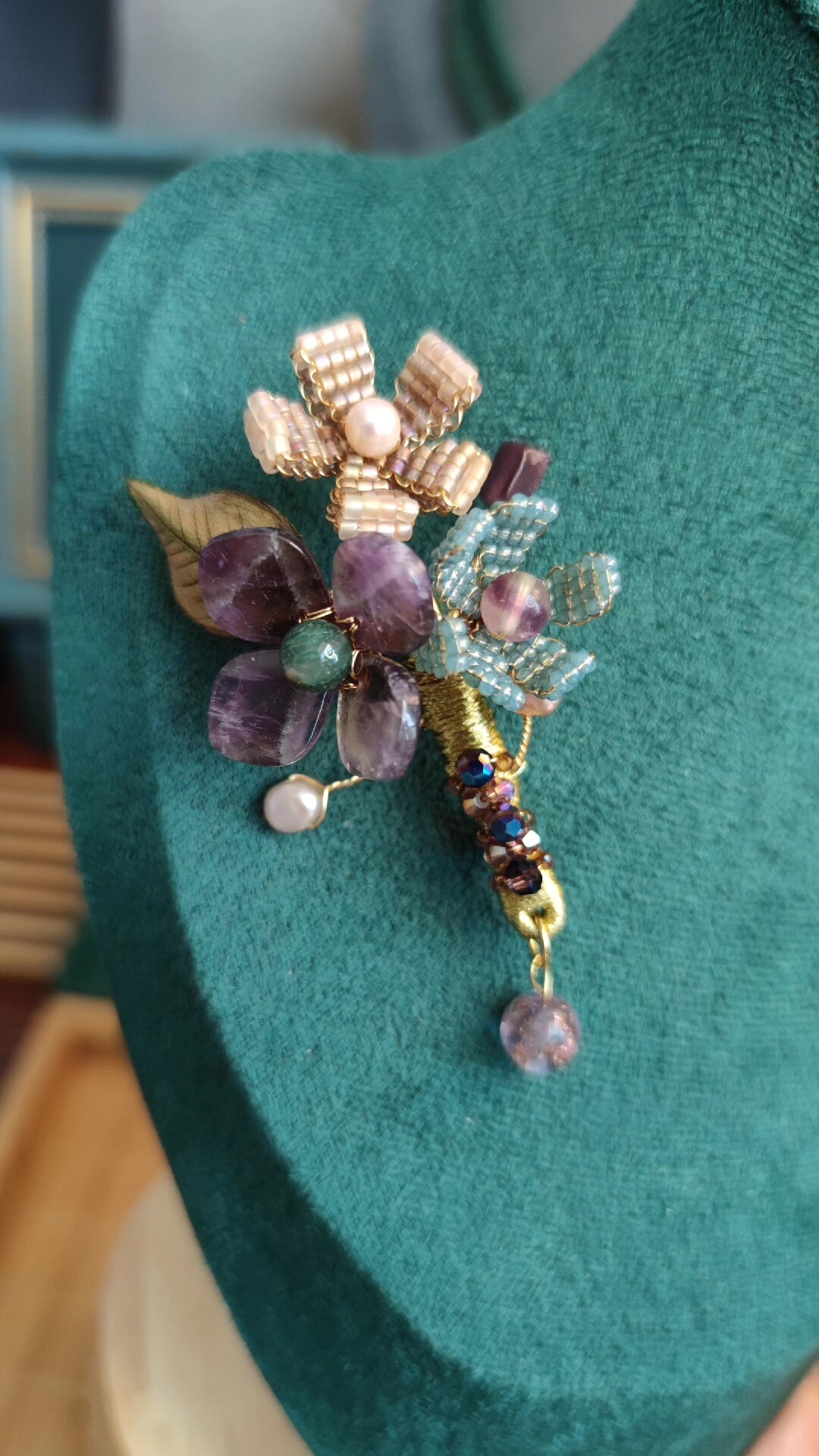 Broche florale perlée en améthyste faite main