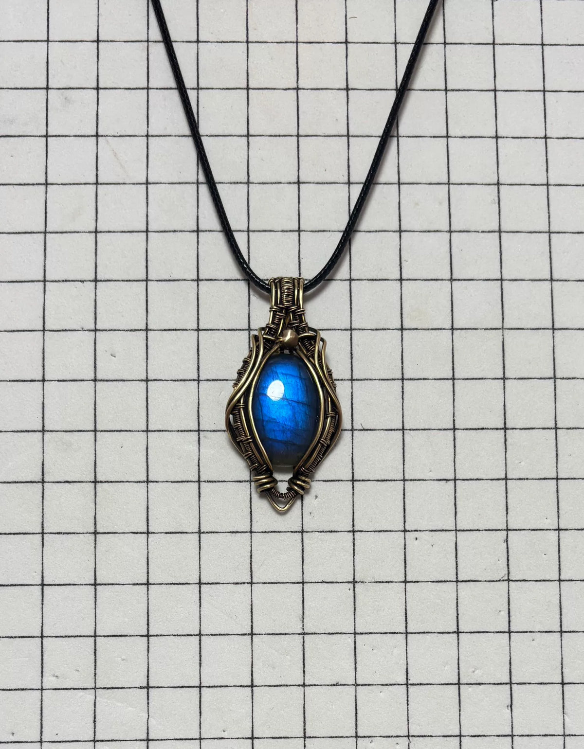 Collier pendentif en labradorite bleu torsadé