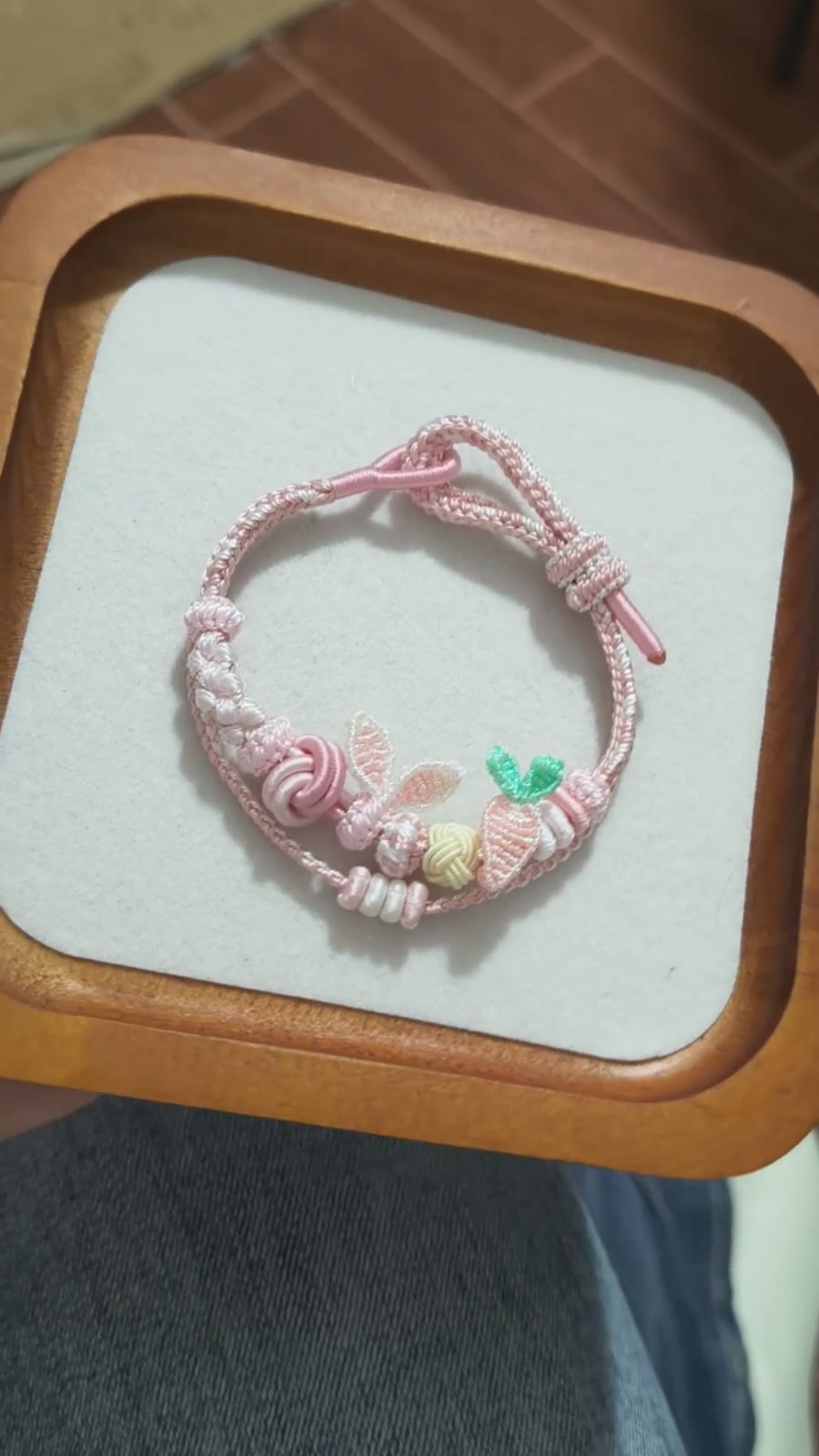 Pulseira Trançada à Mão Rosa e Branco com Borboleta