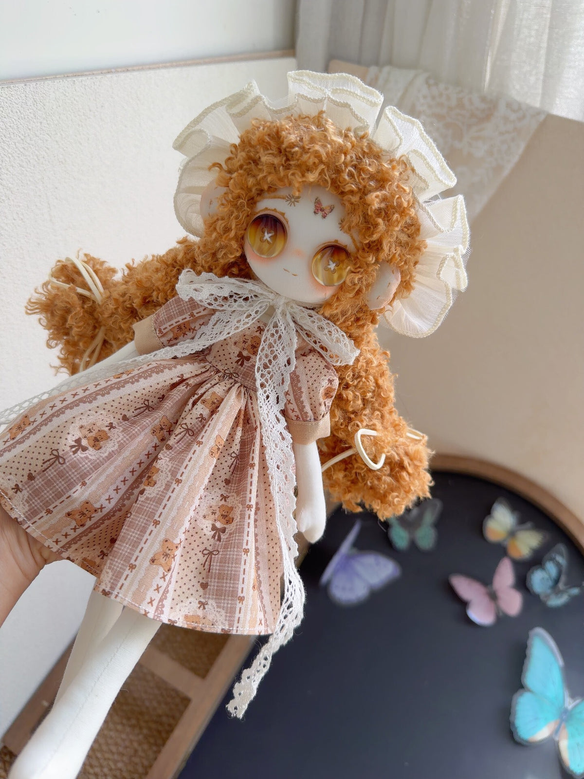Handgefertigte Kunstpuppe mit ingwerorangefarbenem Haar