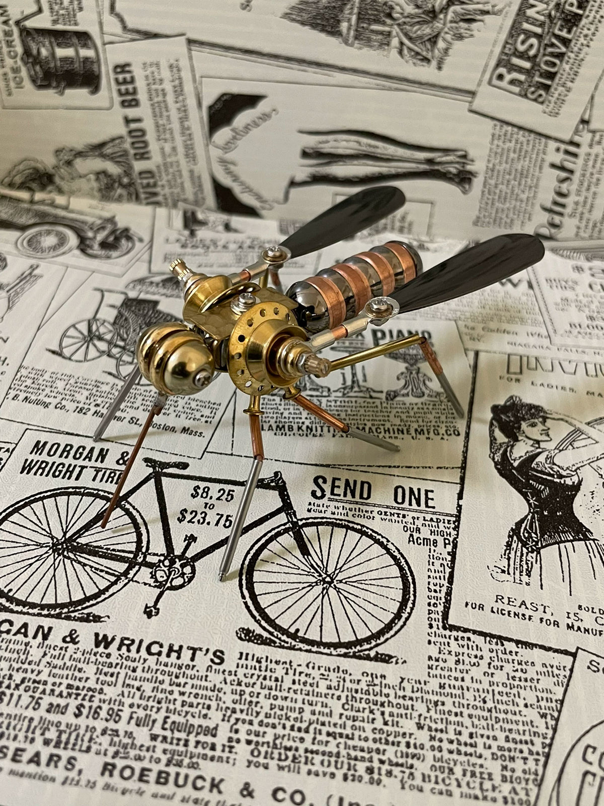 Mekanisk insektskulptur i mässing och steampunk-stil