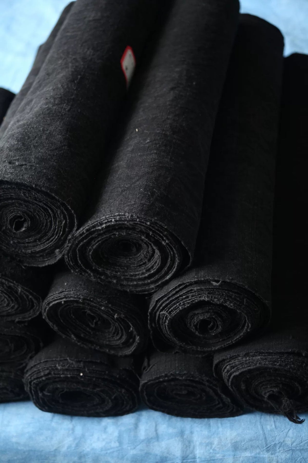 Tecido de Algodão Preto Tingido Botanicamente à Mão