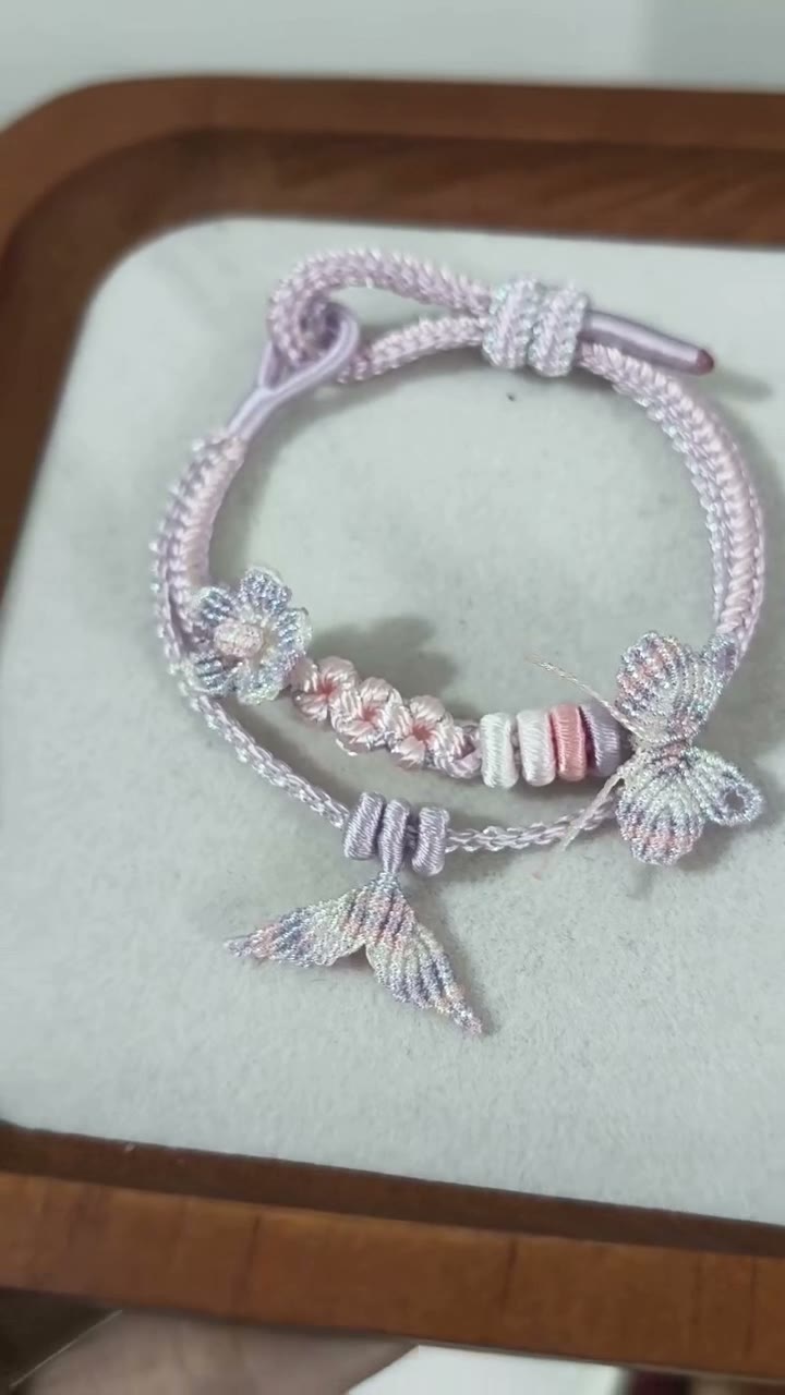 Pulseira Trançada à Mão Gradiente Roxo Rosa com Pingente de Borboleta