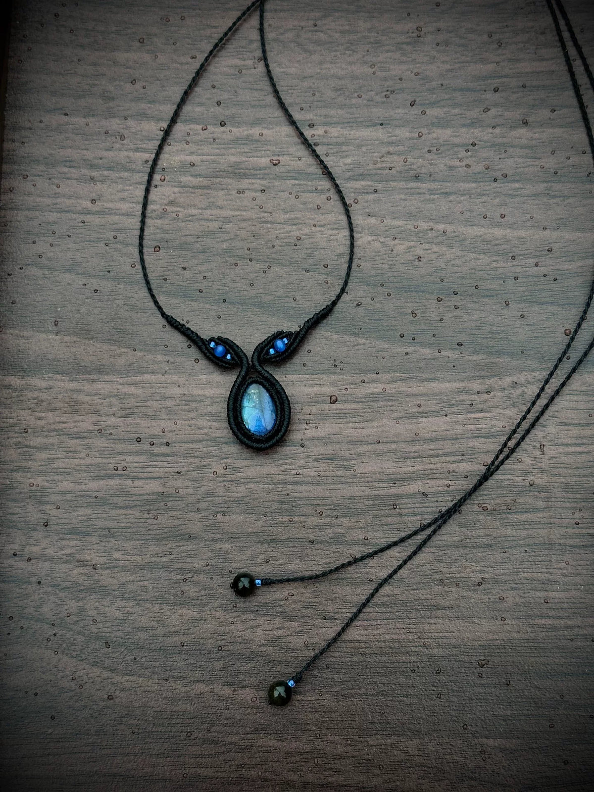 Makramé-halsband med dubbelöga och labradorit