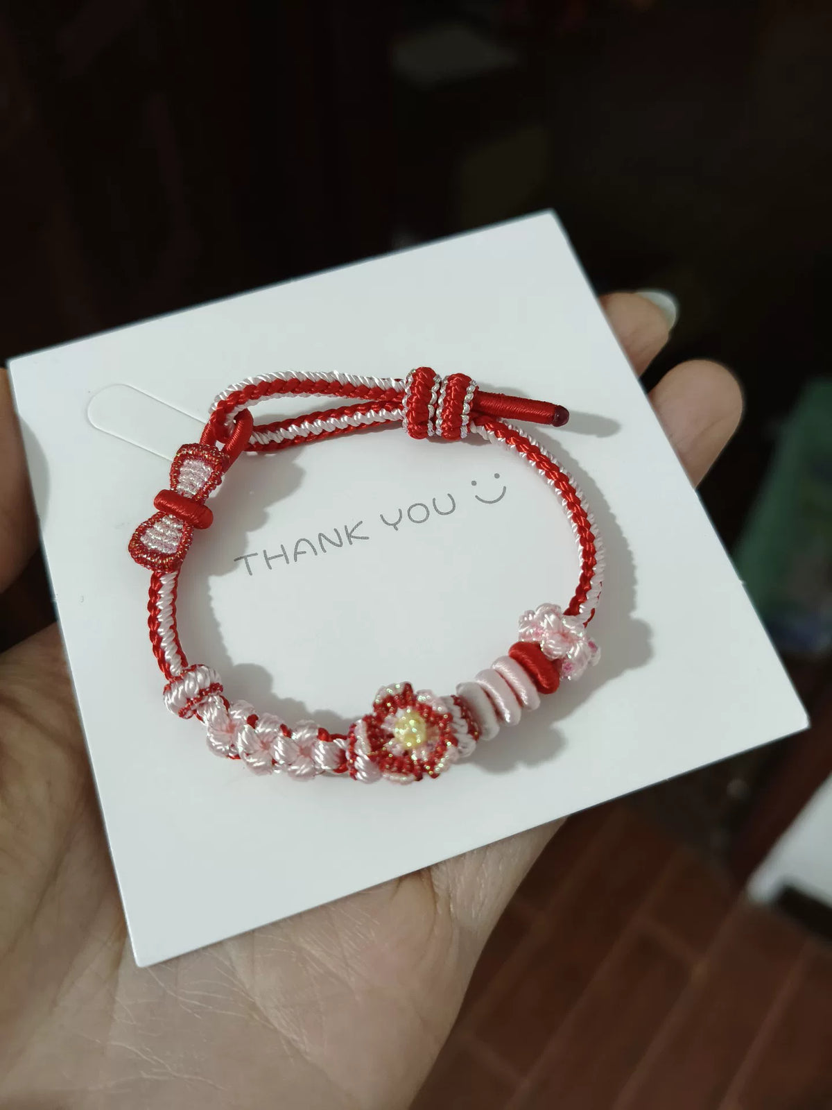 Pulsera de Flor Roja y Blanca Trenzada a Mano