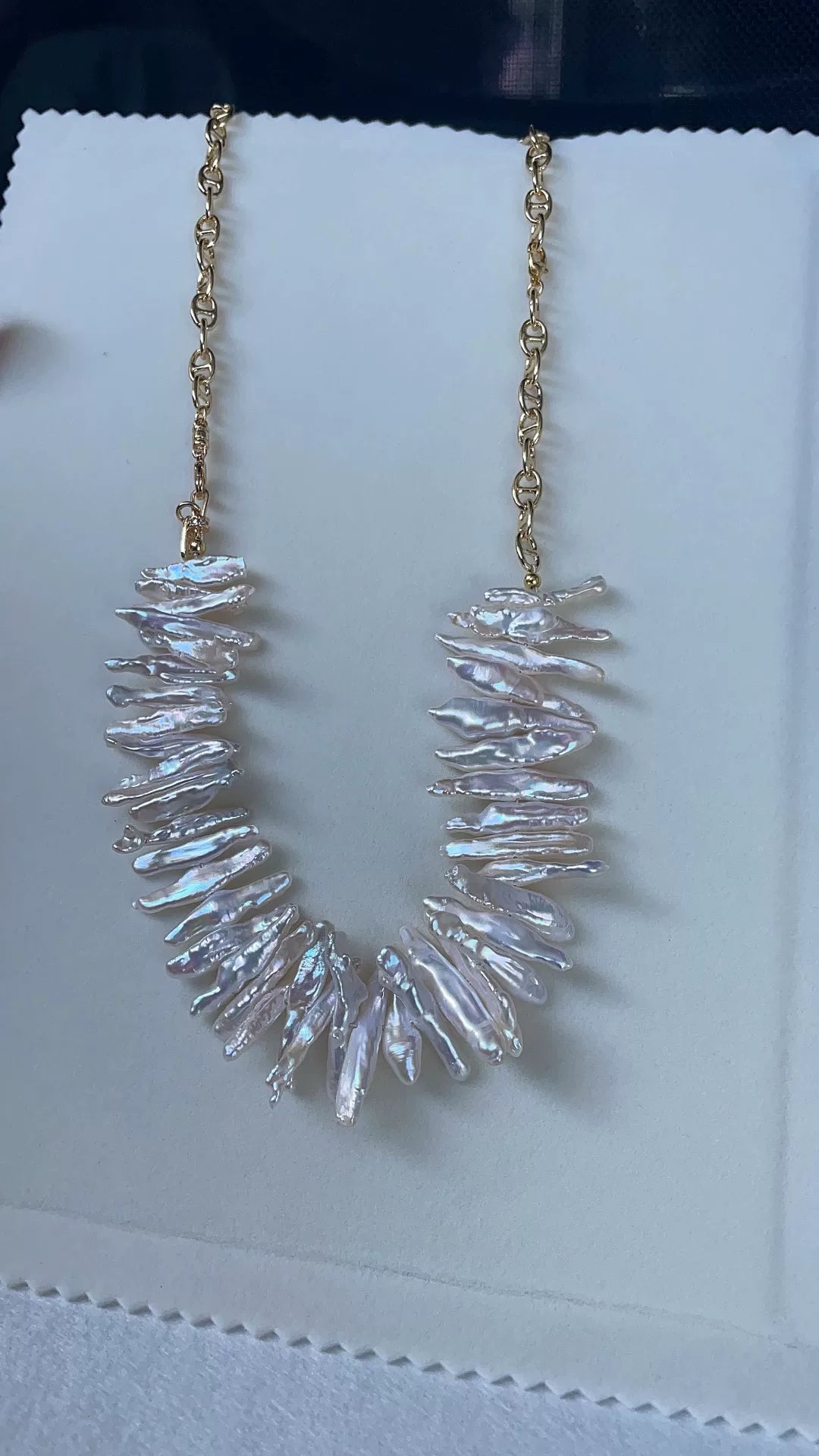 Collana statement con perle barocco d'acqua dolce a forma di V