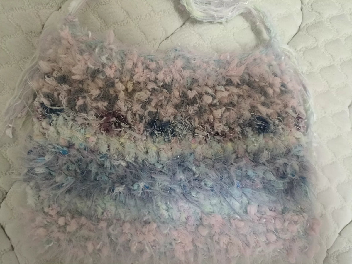 Schultertasche aus pastellfarbenem Flauschgarn