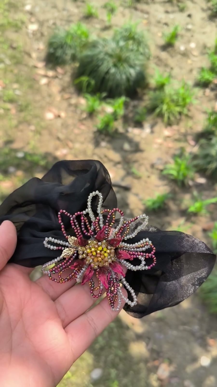 Set aus Haarscrunchie und Blumenbroche mit Kristallperlen