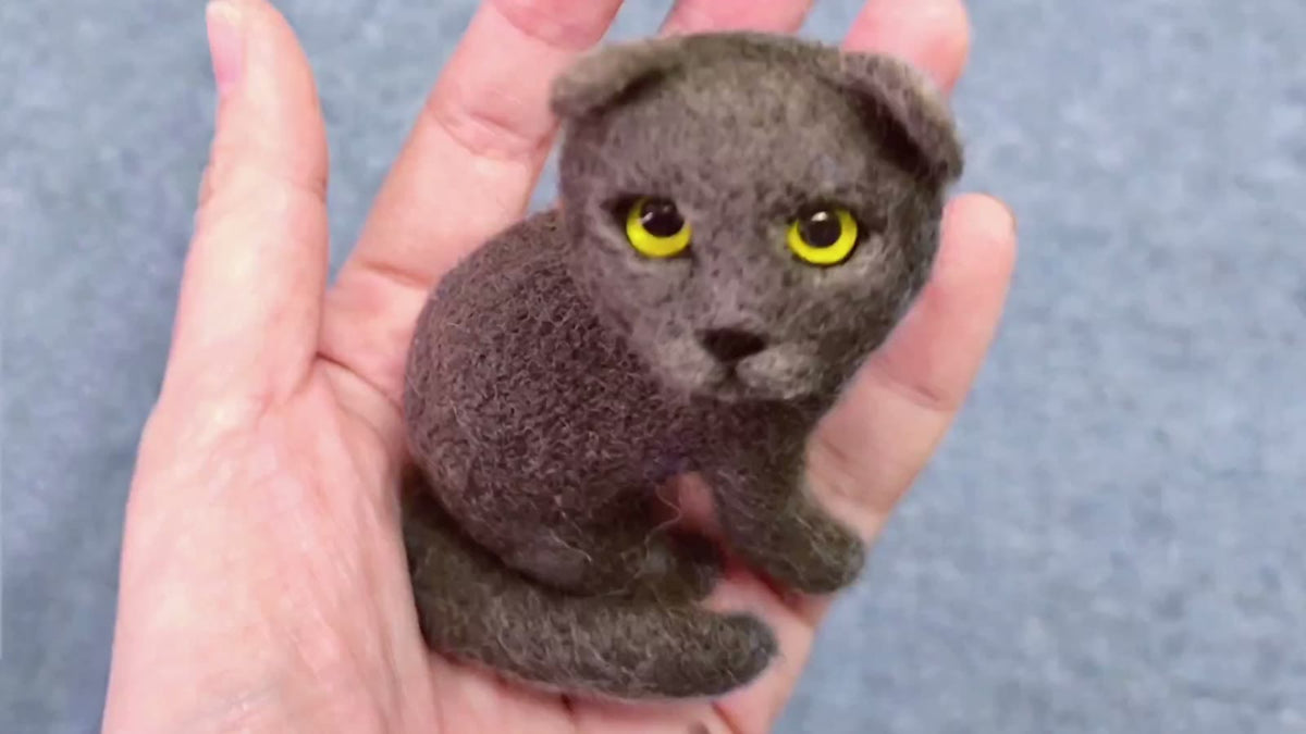 手作りウールフェルト グレーの猫フィギュア