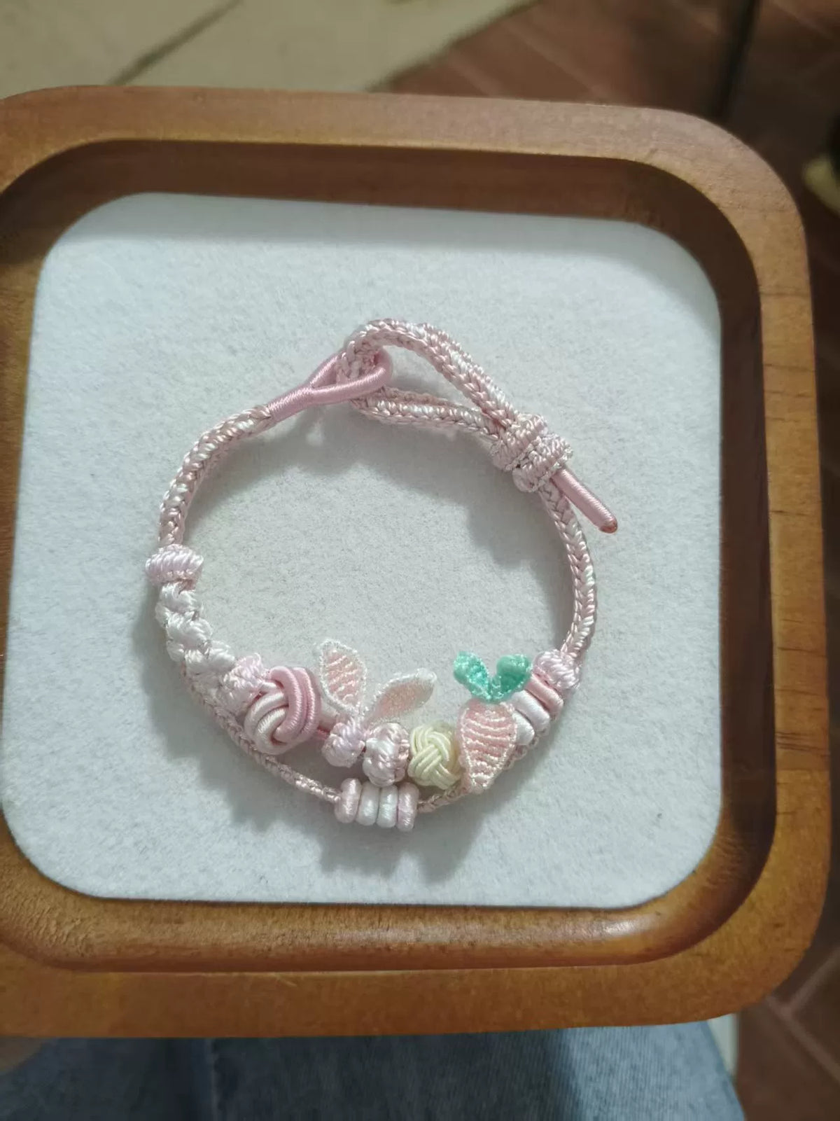 うさぎとニンジンのチャーム付き 手編みピンクグラデーションブレスレット