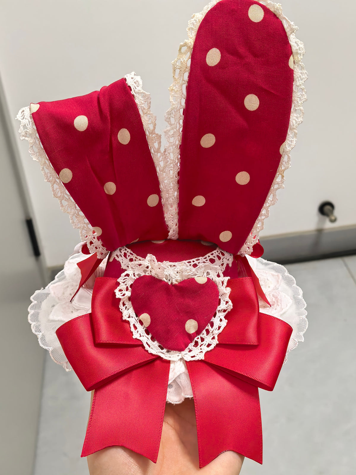 Mini chapeau à oreilles de lapin à pois rouges