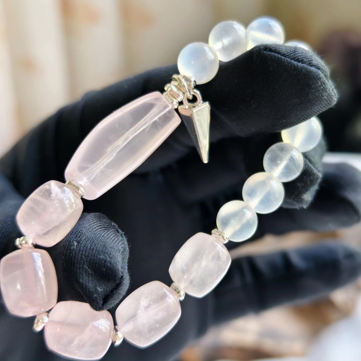 Rosenquarz-Mondstein Perlenarmband mit silbernem Spike-Anhänger