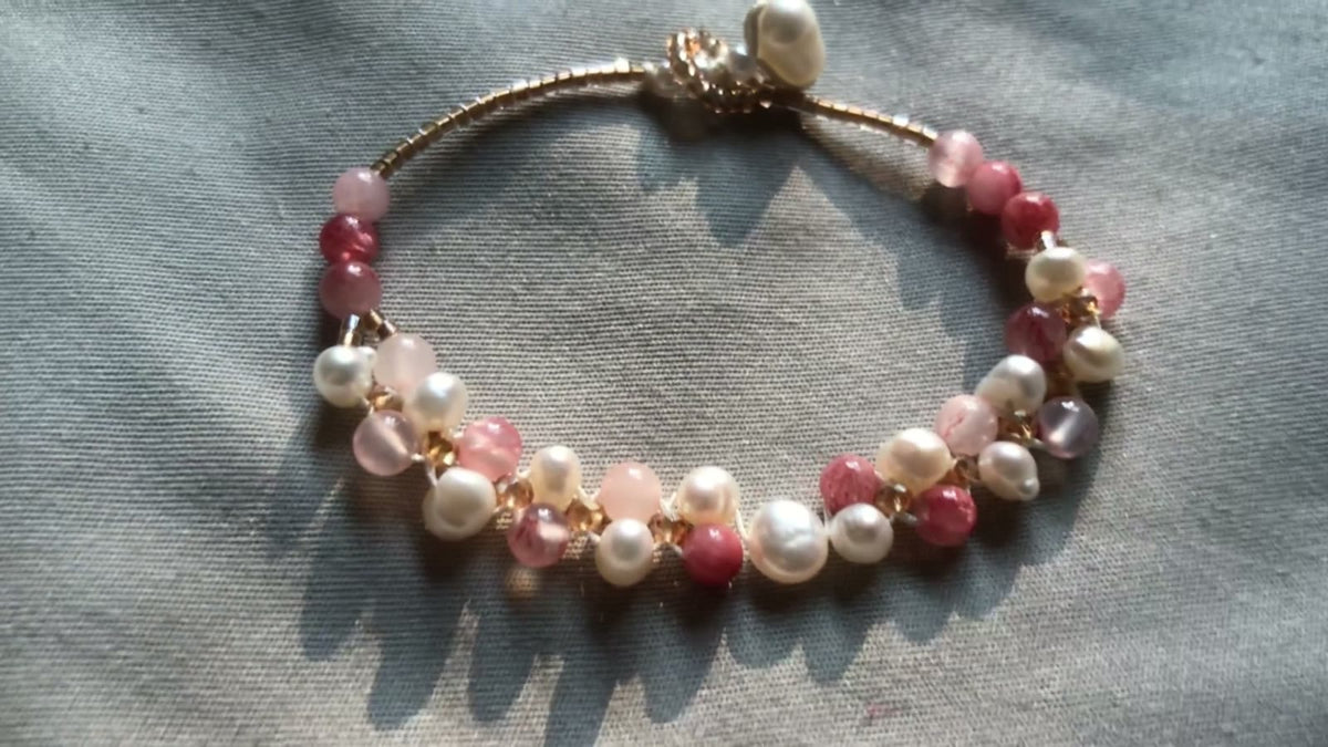 Brazalete de perlas naturales hecho a mano para muñeca delgada